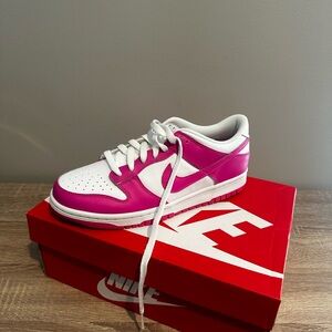 Nike Hot Pink 7Y/8.5 women's  Shoes New in Box